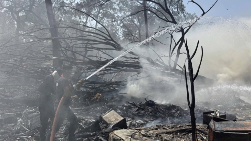 印度航空787客机堕毁，消防员到场灌救。