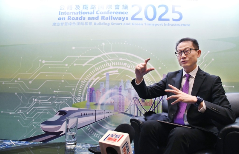 邱国鼎指香港的基础设施，包括道路和铁路网络，都属于世界一流。