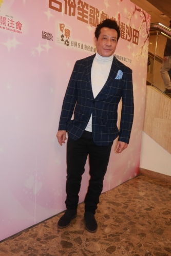 石修的身形与外貌完全不似77岁！