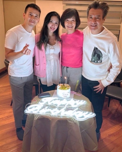 石修虽然有少许白发，但外形说只有60岁也有人相信。