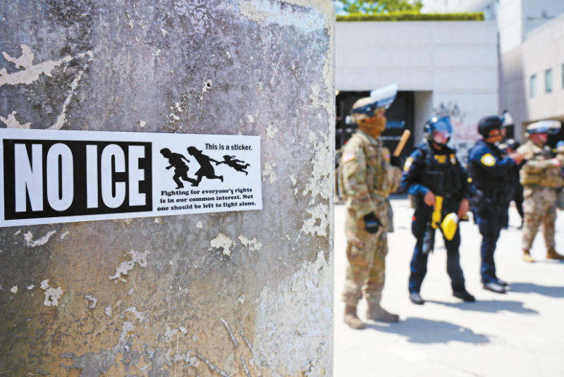 国民警卫军在保护洛杉矶大都会拘留中心（Metropolitan Detention Center）。