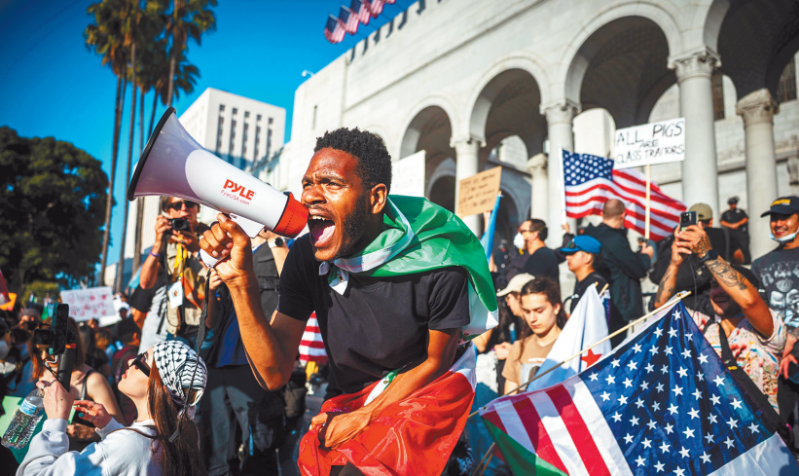 民众近日聚集在洛杉矶市政厅外抗议联邦移民执法突击行动。 民众近日聚集在洛杉矶市政厅外抗议联邦移民执法突击行动。