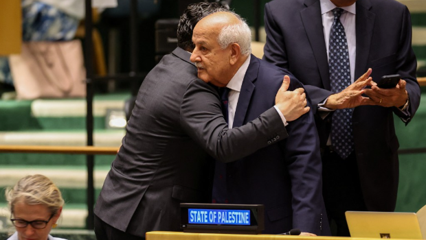 决议案获通过后，巴勒斯坦驻联合国代表获其他大使祝贺。