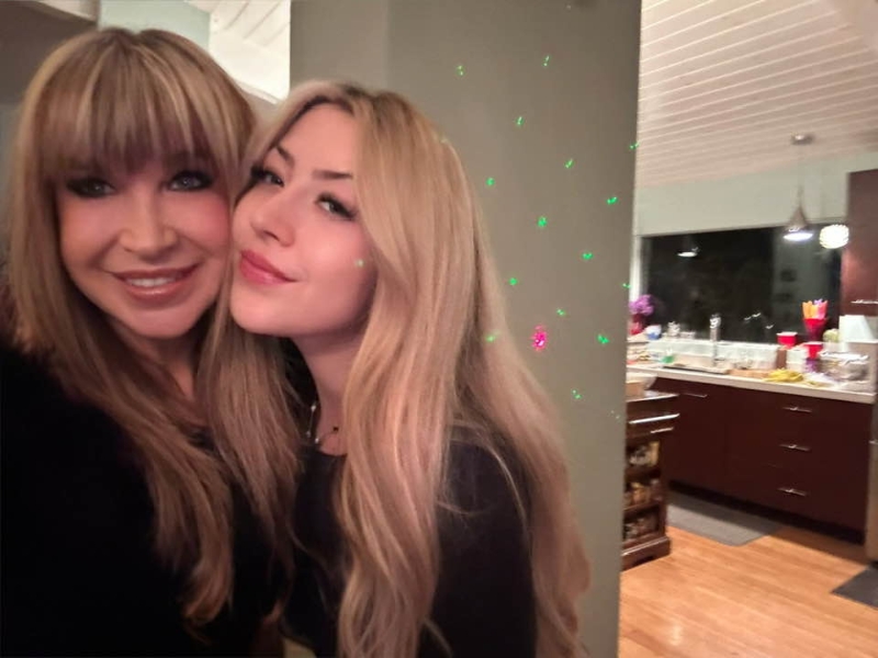 Skylar（右）尽得妈妈罗芙洛优良基因，拥有深邃五官及瓜子面。