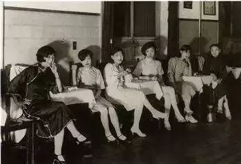 仙乐舞宫在转手后才有舞女驻场。 仙乐舞宫在转手后才有舞女驻场。