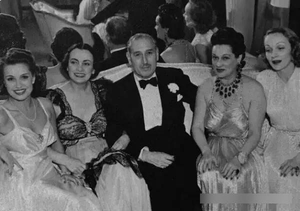 仙乐舞宫最初只是老板沙逊的私人俱乐部。 仙乐舞宫最初只是老板沙逊的私人俱乐部。