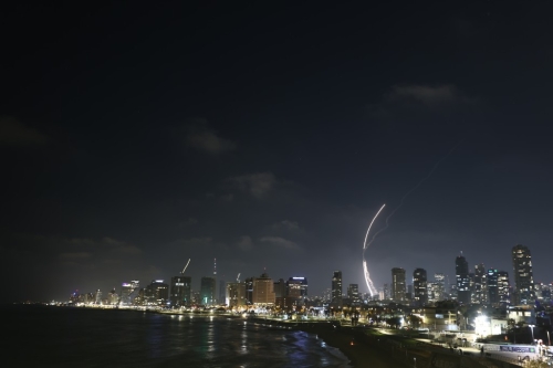 伊朗向以色列发射多枚导弹报复。