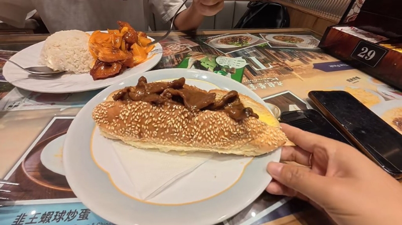 花费125港元品尝京都猪扒饭与沙嗲牛包。