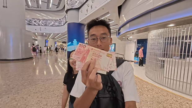 网红“罗较瘦”跟太太是来自云南边境山村的小夫妻，两人近日到香港旅游。