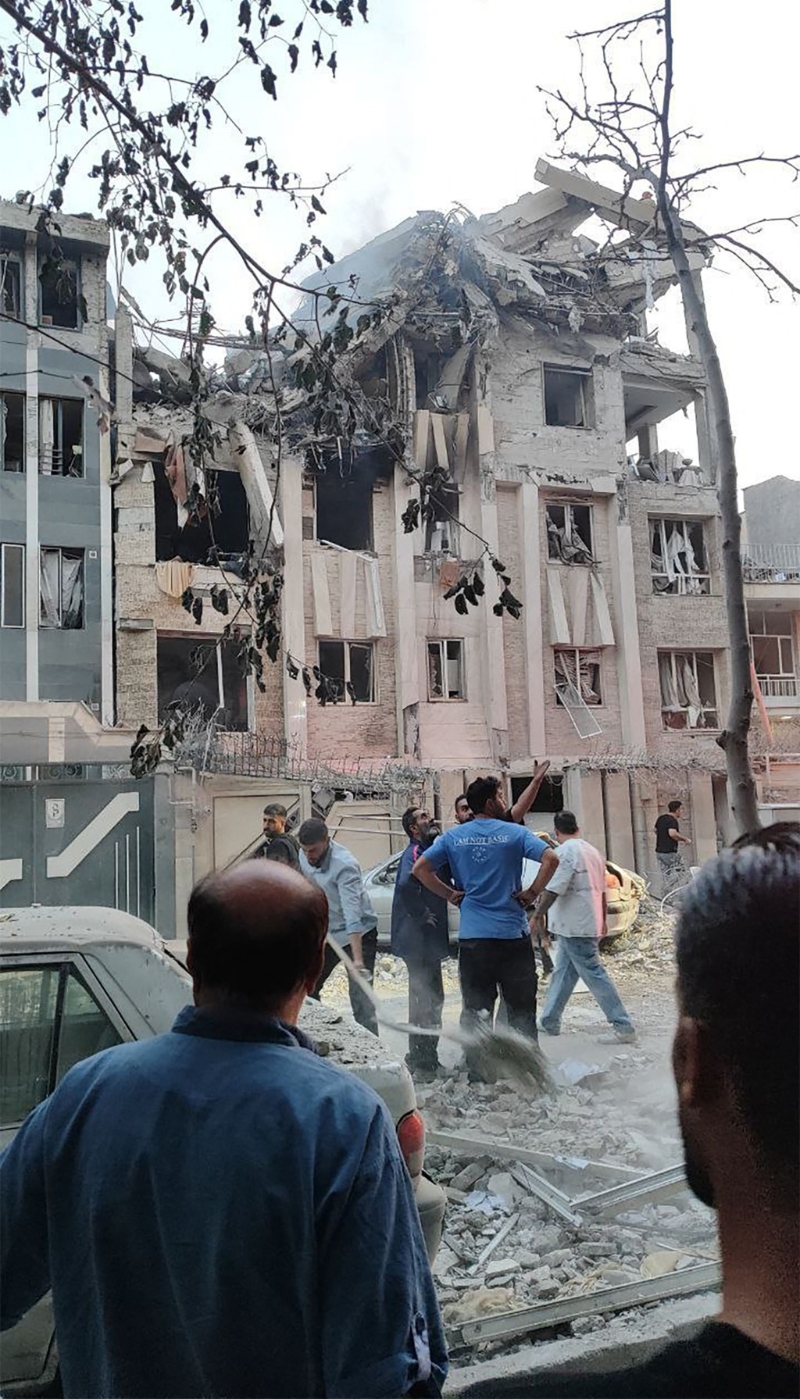 德黑兰楼房在以色列空袭中损毁。