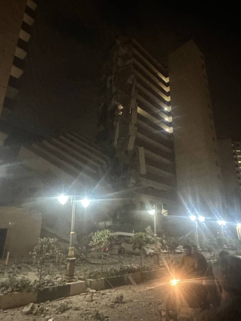 德黑兰一栋住宅大厦因以色列空袭倒塌一。