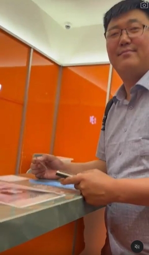 梁懿婷向酒店职员表示不认识该男子。