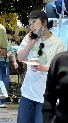 《星岛头条》捕捉到杨千嬅近日近调前往中环IFC的超级市场扫货，不时倾电话。