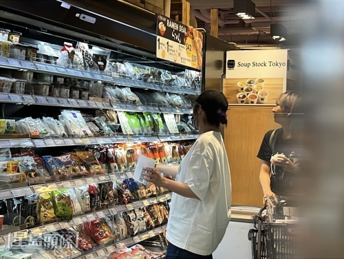 千嬅拣食物拣得非常仔细。