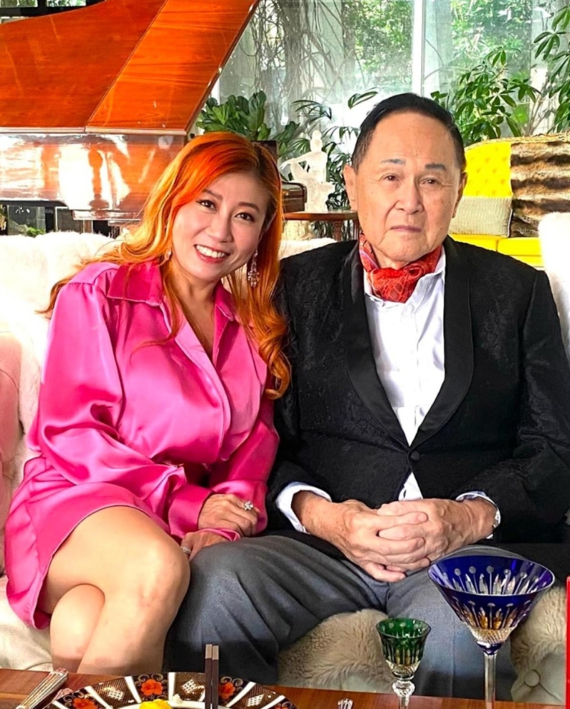 刘晨芝真人秀节目《疯狂名人社交》访问赵世曾。 刘晨芝真人秀节目《疯狂名人社交》访问赵世曾。