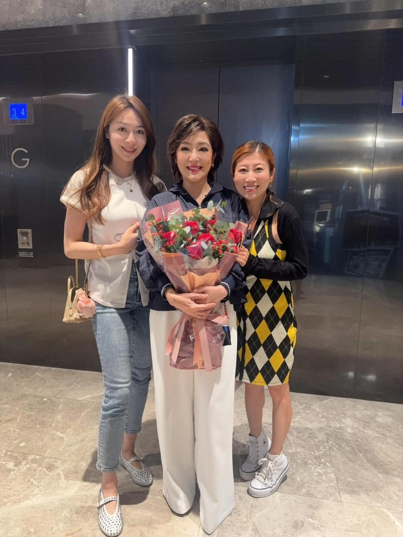 日前刘晨芝与星二代前港姐林钰洧一同支持关宝慧的舞台剧。 日前刘晨芝与星二代前港姐林钰洧一同支持关宝慧的舞台剧。