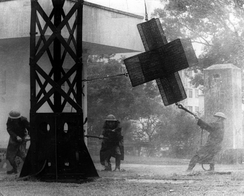 当年是以人手于天文台总部悬挂十号飓风信号。 天文台图片