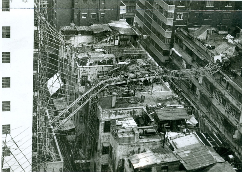 湾仔谢斐道有起重机被吹倒，搁在一栋唐楼上。 资料图片