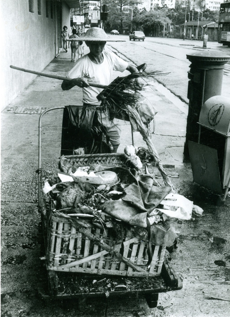 工人于台风过后努力清理街道。 资料图片