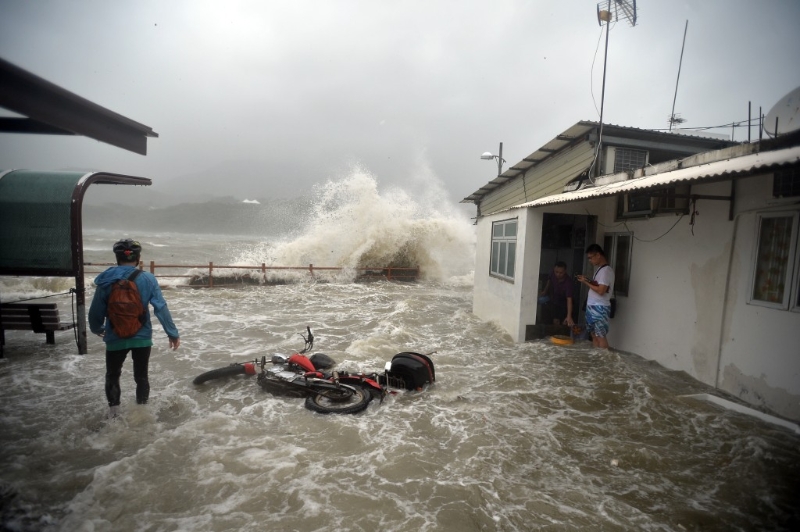 鲤鱼门一带严重水浸，海水涌入多间村屋及店铺，多名村民被水围困。 资料图片