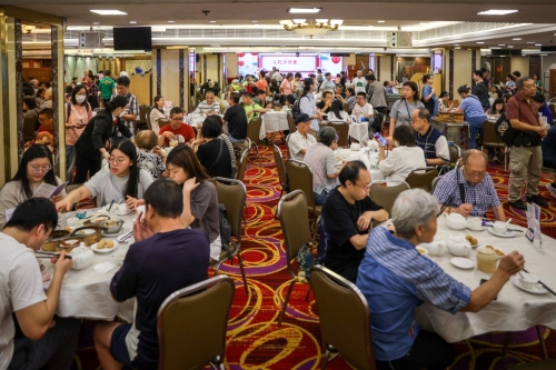 旺角一间酒楼，午市时段人流畅旺。 何家豪摄