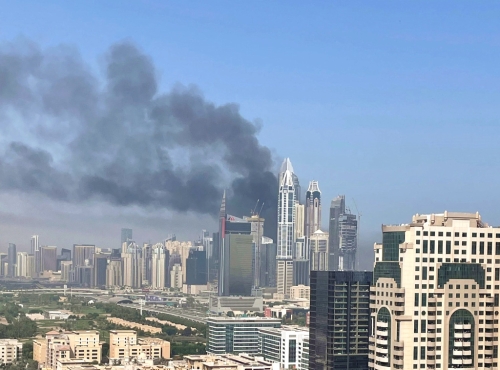 迪拜高级住宅区有67层的老虎塔13日晚间突然陷入火海，橘红色火舌从地面一路延伸至高楼层，所幸当局及时撤离整栋逾3800名住户。 画面为6月14日白天，老虎塔仍持续飘出浓烟。 路透社