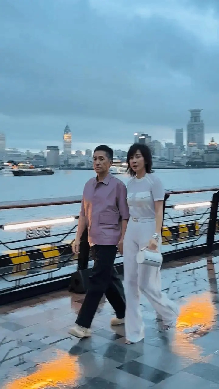 梁朝伟近日跟刘嘉玲到上海看时装秀,梁朝伟于外滩与太太牵手。 梁朝伟近日跟刘嘉玲到上海看时装秀,梁朝伟于外滩与太太牵手。