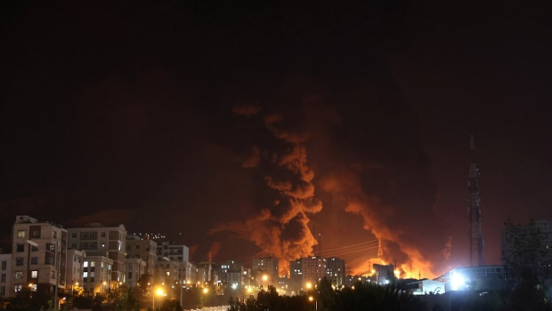 伊朗德黑兰一处石油库遭以色列袭击，窜出浓烟。