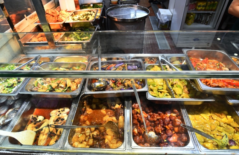 两餸饭成为饮食新模式。 卢江球摄