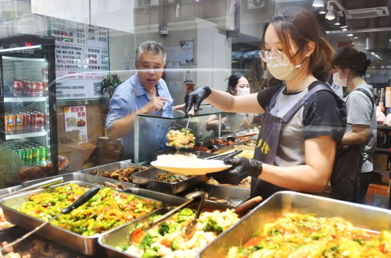 两餸饭深受香港市民欢迎。 卢江球摄.jpg
