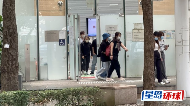 死者众亲友认尸后黯然离开。 死者众亲友认尸后黯然离开。