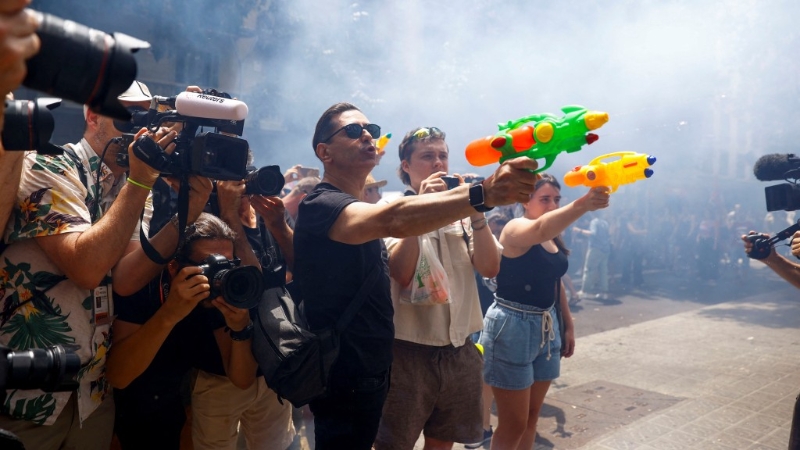 有示威者用射枪向商店与饭店橱窗射水。