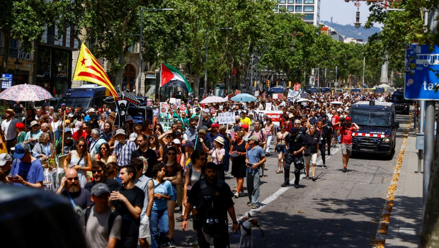 巴塞罗那民众示威抗议过度旅游。