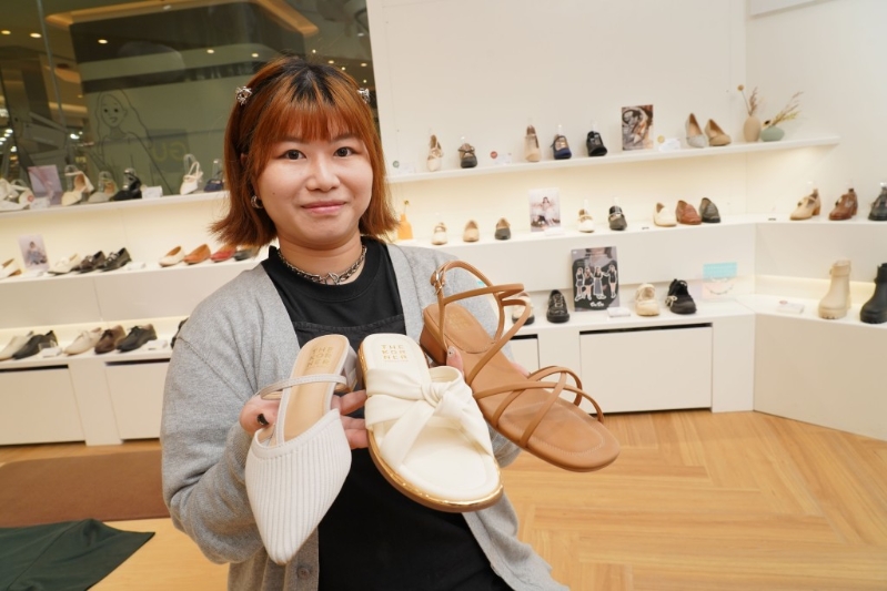 本地鞋履品牌The Korner 零售经理Mario Cheng指， 凉鞋要完全包覆的脚掌，但不应该太紧，避免长时间穿着后出现磨脚或水泡的情况。