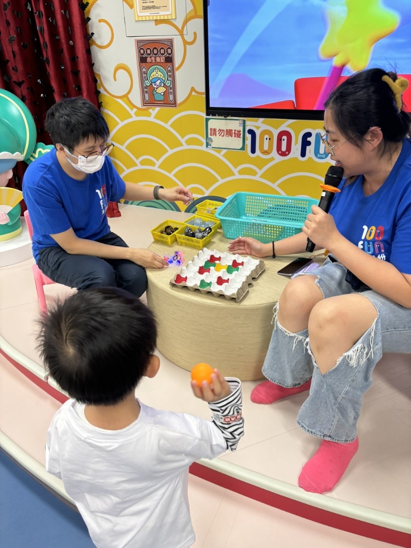 场内不定时举行快闪小游戏，小朋友可即场排队参加赢小礼物。周末或节日更会举行惊喜大抽奖，小朋友玩足数小时也不 会闷。