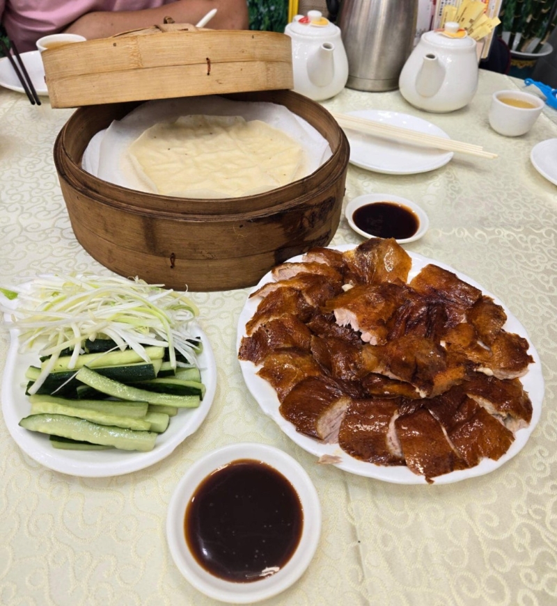 要数富东阁的招牌，必然是$168一份的片皮鸭，近年甚至做到跨区团购外卖，广受欢迎