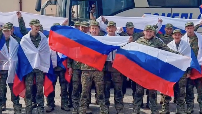 2025年6月14日，获释俄兵抵达白俄秘密地点后开心挥舞国旗。 美联社.jpeg