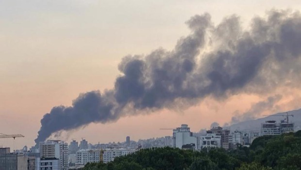 以色列16日攻击伊朗首都德黑兰后,伊朗国家电视台大楼窜出阵阵浓烟。 以色列16日攻击伊朗首都德黑兰后,伊朗国家电视台大楼窜出阵阵浓烟。