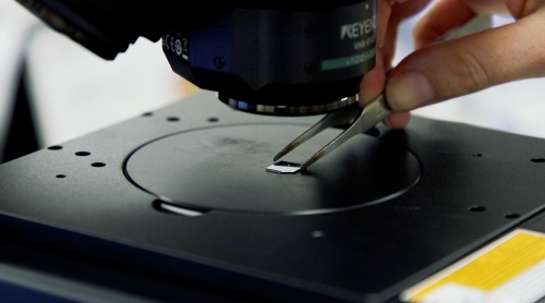 “全球最细小提琴”要放在显微镜下才能看清细节。 Loughborough University