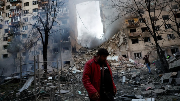 基辅受到俄罗斯无人机及导弹袭击,建筑物严重受损。路透社 基辅受到俄罗斯无人机及导弹袭击,建筑物严重受损。路透社