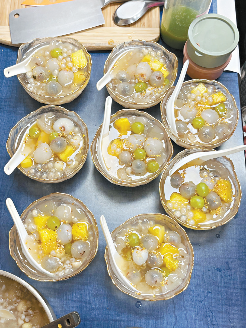 来自华美本草传承教育基地“Magic Hand”队古又 文、万鑫浩制作的“水晶香露·晶帘藏珠”荣获殿军。