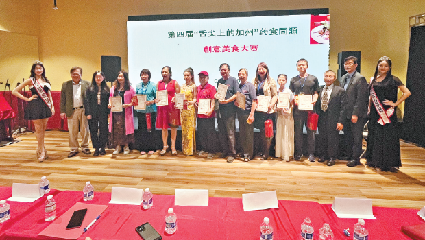 获奖单位与主办单位在颁奖后合影。