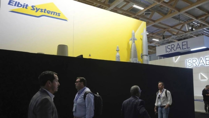 以色列的国防商在巴黎航展上遭黑板围封。 美联社.jpg