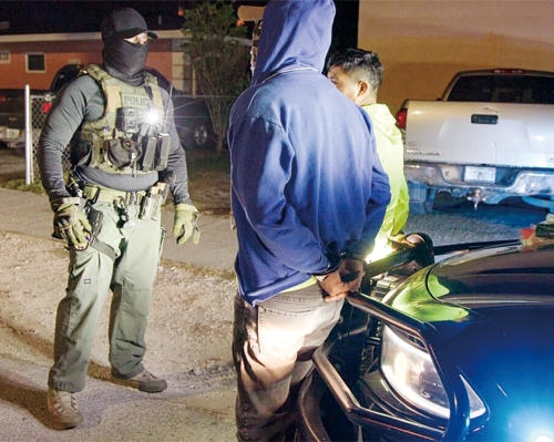 ICE恢复在农场和餐厅等场所突袭无证客