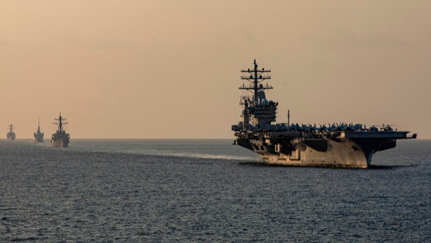 美国“艾森豪威尔”号(USS Dwight D. Eisenhower,CVN 69)航母打击群穿越荷莫兹海峡(Strait of Hormuz)的资料照。 美国“艾森豪威尔”号(USS Dwight D. Eisenhower,CVN 69)航母打击群穿越荷莫兹海峡(Strait of Hormuz)的资料照。