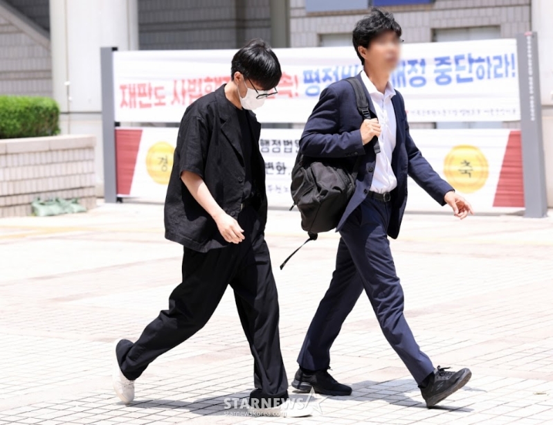 泰一在律師陪同下現身法院。