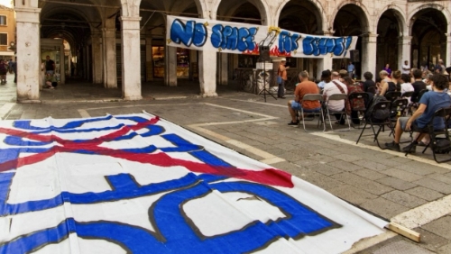 民众拉起大横额抗议贝索斯在威尼斯举行婚礼。 法新社