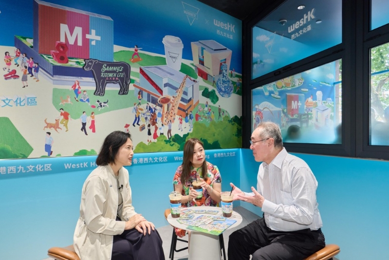 (右起)西九文化区管理局董事局主席唐英年、文化体育及旅游局局长罗淑佩及西九文化区管理局行政总裁冯程淑仪亲临MANNER主题店歎咖啡。