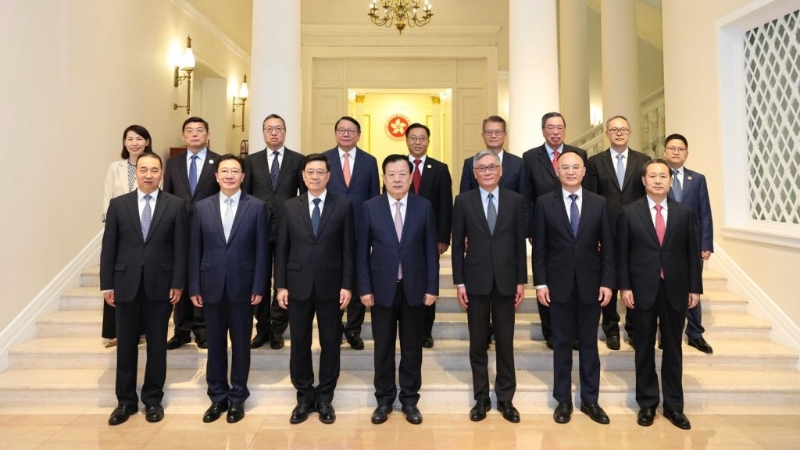 夏宝龙前往礼宾府与行政长官及特区行政、立法、司法机构负责人会面。港澳办图片