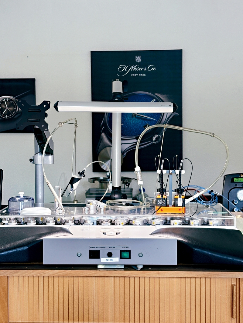 为了确保组装工序更安全流畅,厂房内可见特别设计的多间格机芯输送盒子,从小小细节已尽见心思细密的考量。 为了确保组装工序更安全流畅,厂房内可见特别设计的多间格机芯输送盒子,从小小细节已尽见心思细密的考量。